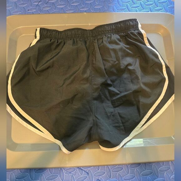 Nike Women's Dri-fit Tempo Shorts Size Small Black And White - Picture 2 of 3